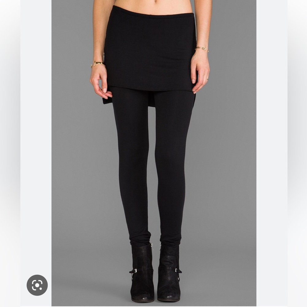 Max High-Low Skirt Legging in Black
Riller & Fount
Color:Black
